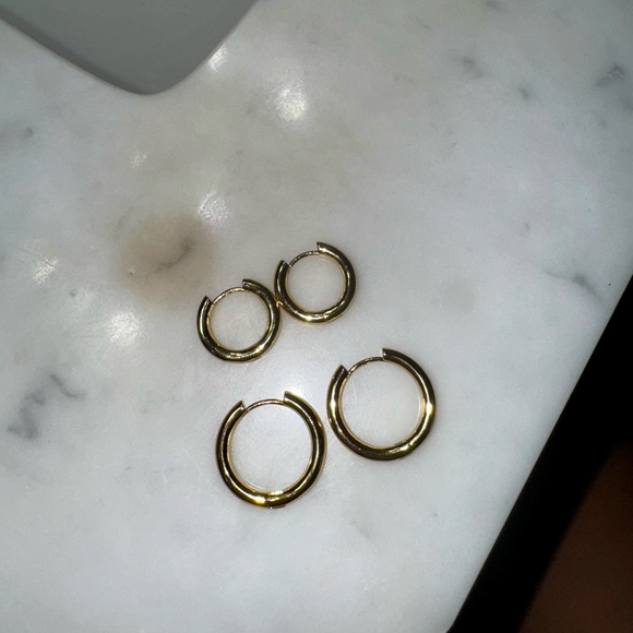 Shashi x Revolve tube hoop earrings set of 2 in gold (Revolve) - Picture 3 of 5